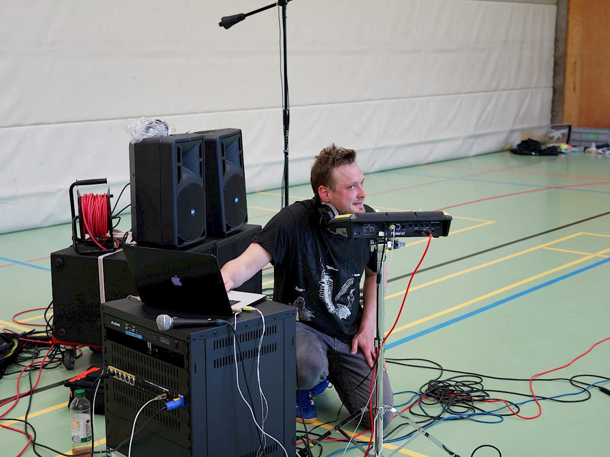 Das mobile Grizzly-Tonstudio in der Turnhalle