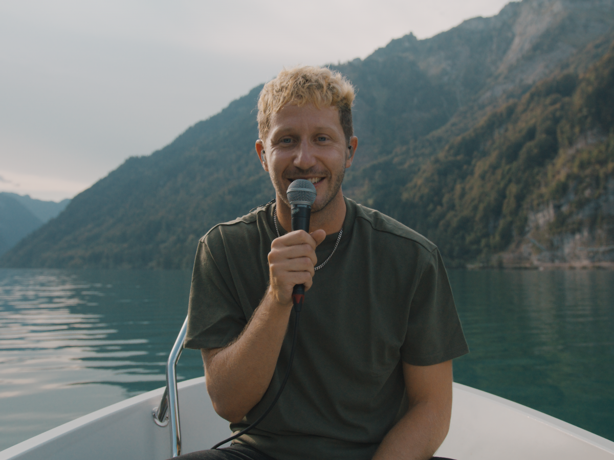 Sänger Adrian singt vom Klöntal nach Portugal