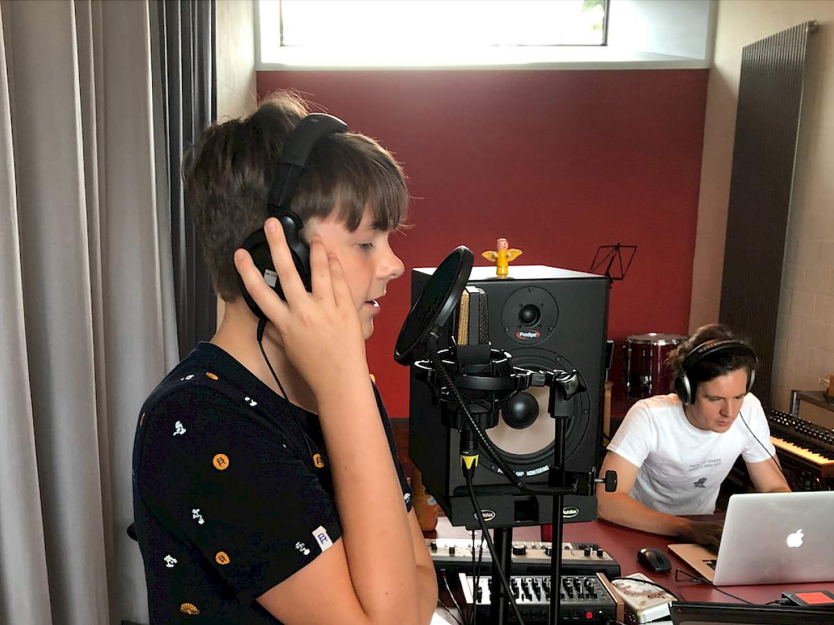 Die fertigen Lyrics werden im Studio eingesungen