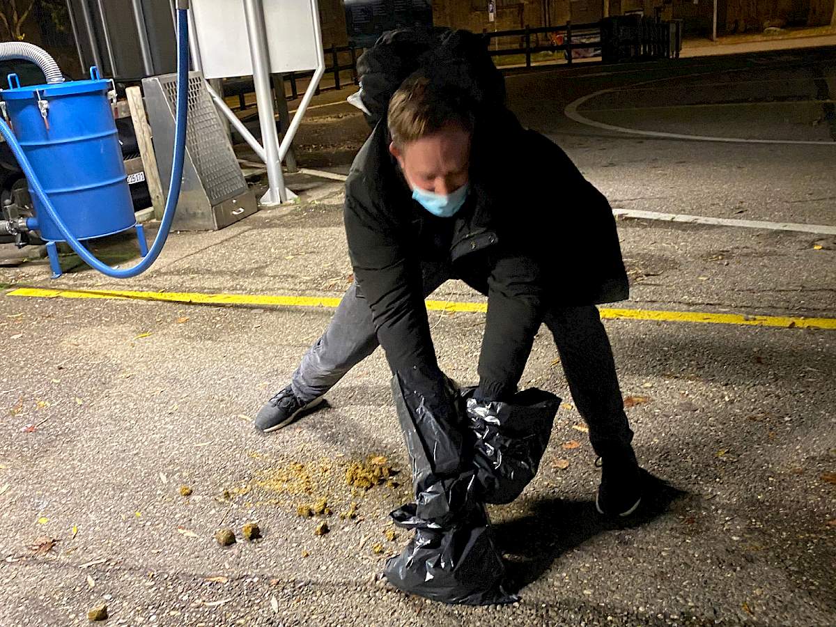 Die Spuren des Drehs müssen beseitigt werden