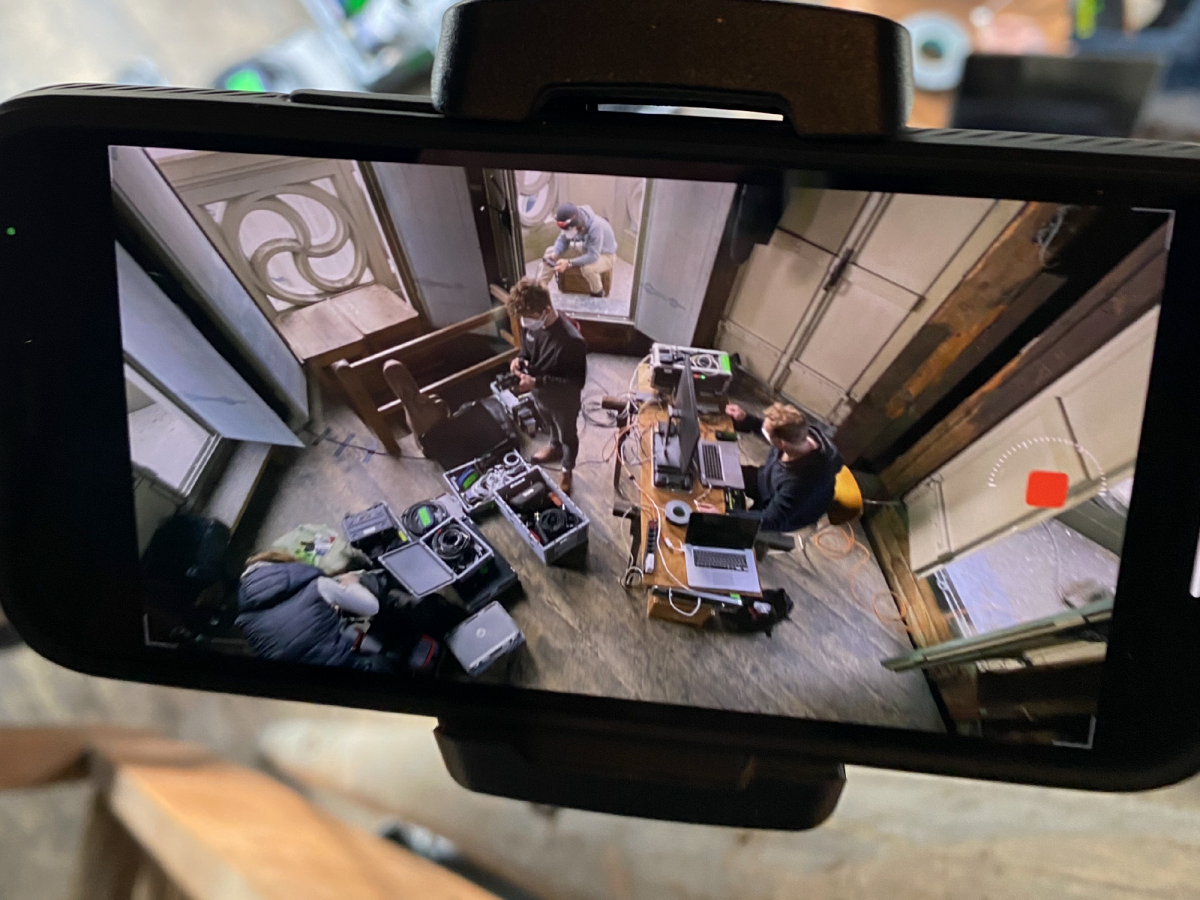 Im gegenüberliegenden Turm werden Kameras und Regie aufgebaut