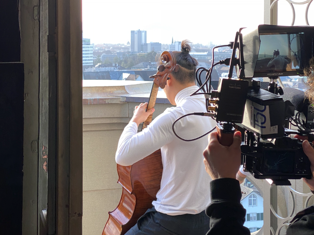 Cello- und Kameramann auf Turm 1