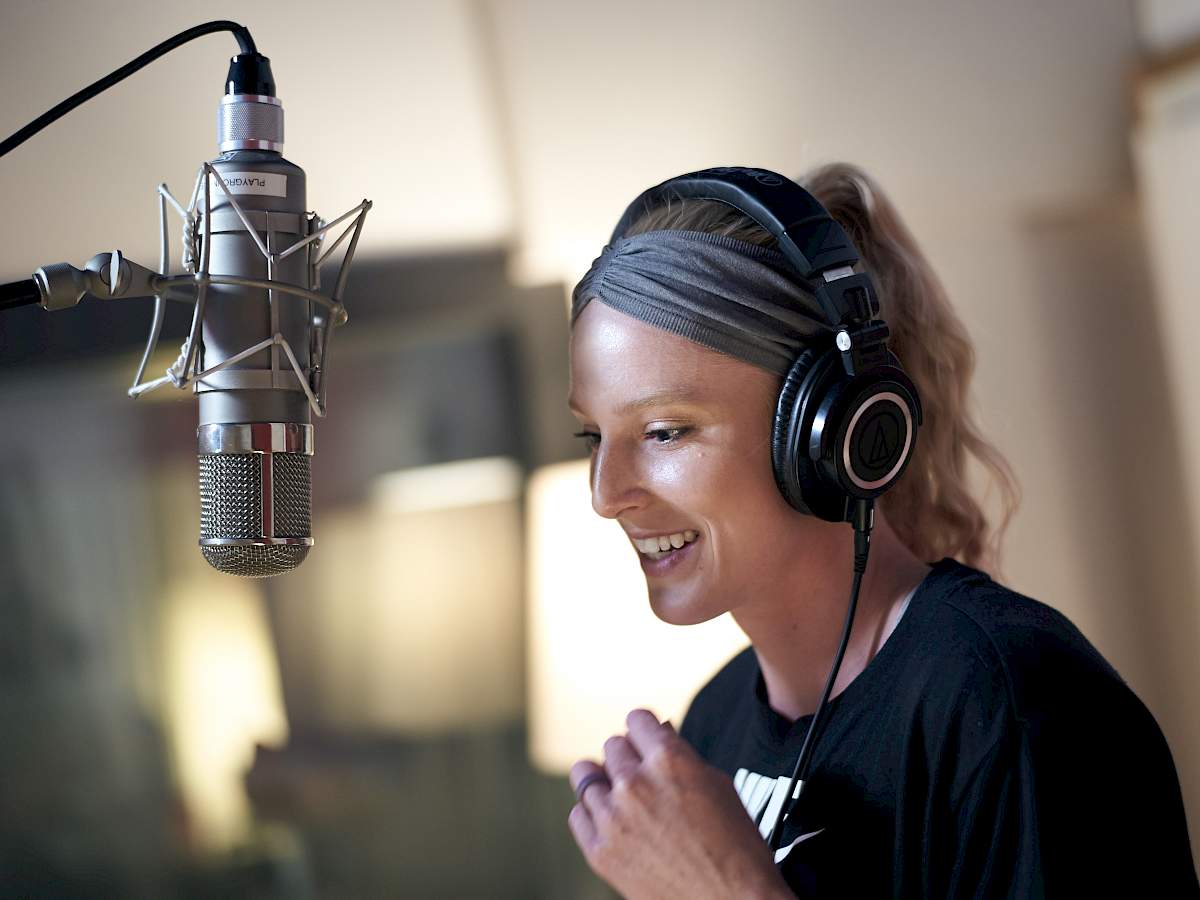 Die US-Stabhochspringerin Sandi Morris singt «Souvenir» im Tonstudio in Zürich