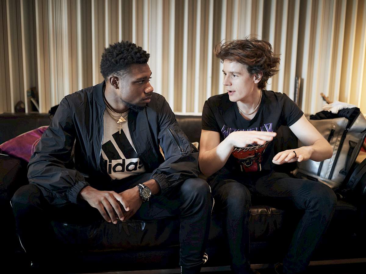 Noah Lyles und Baba-Shrimps-Keyboarder Luca Burkhalter im Studio