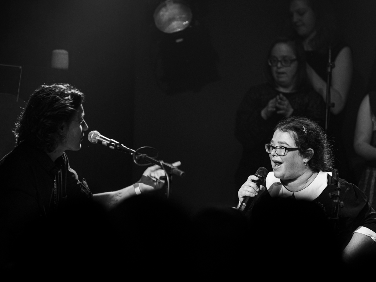 Baba Shrimps-Sänger Luca singt mit Sara aus der Pigna