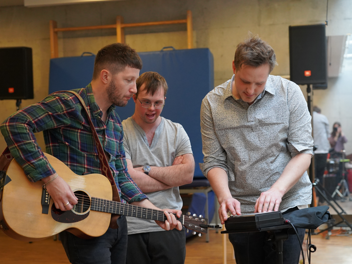 Workshop - während eines Jahres wird gemeinsam ein Song und eine Liveshow erarbeitet