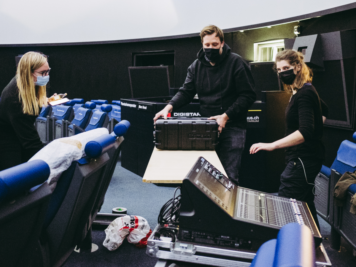 Das ganze Audio-Universum wird im Planetarium aufgebaut