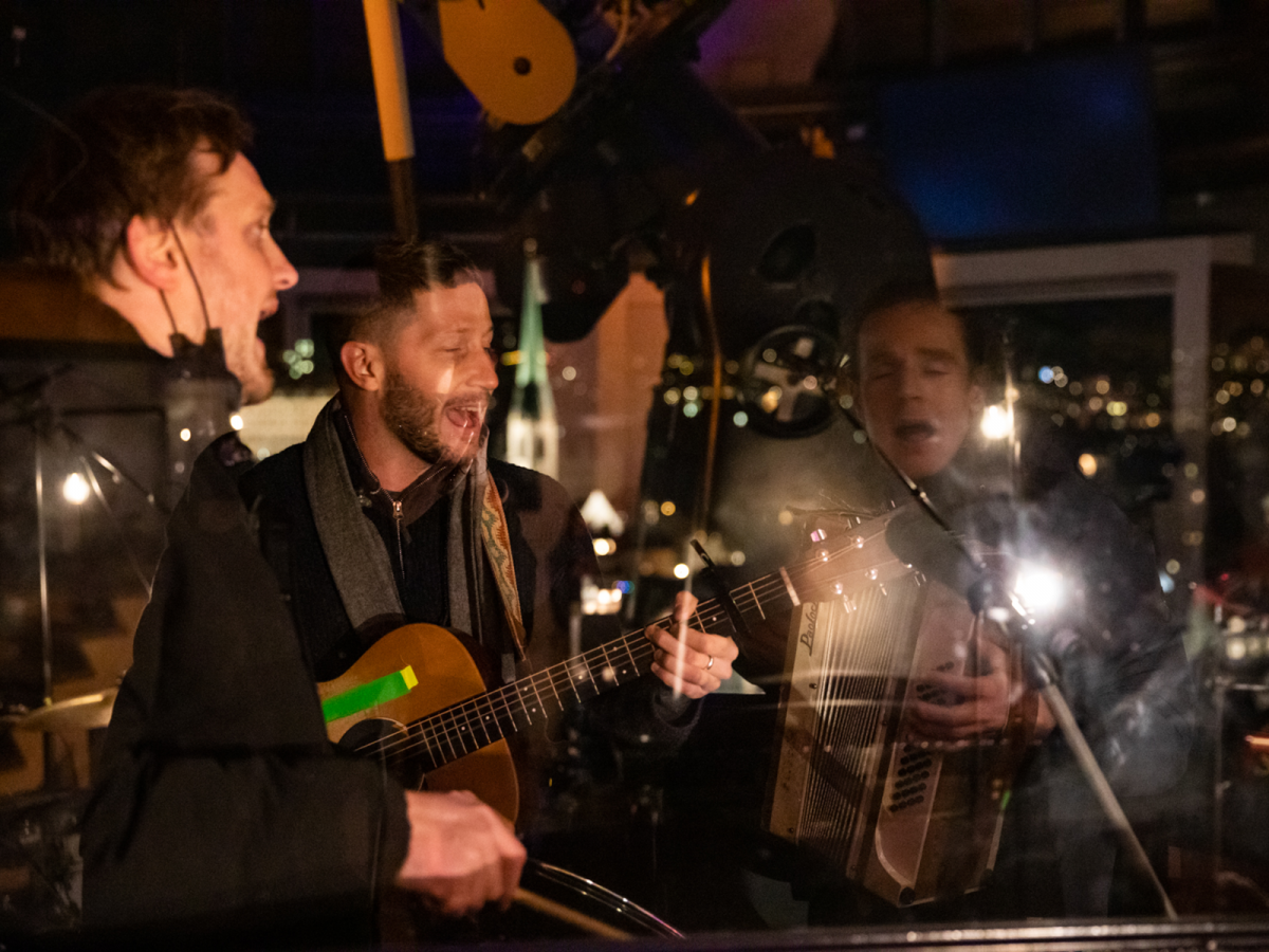 Die Band performt auf der Zürcher Sternwarte