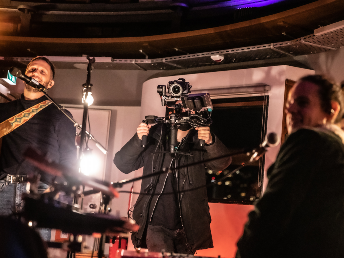 Das Publikum schaut per Livestream zu