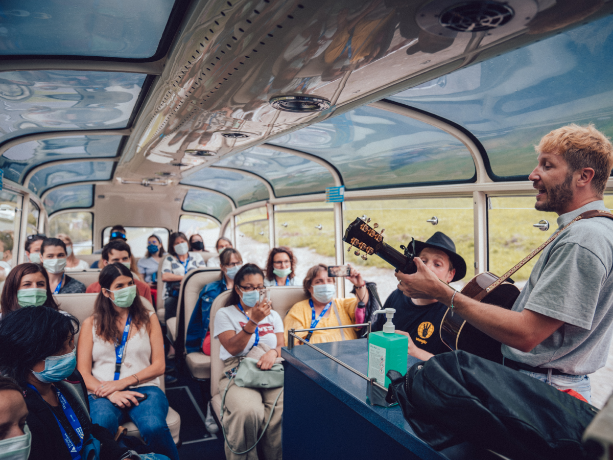Gemeinsame Fahrt zur geheimen Bühne.
