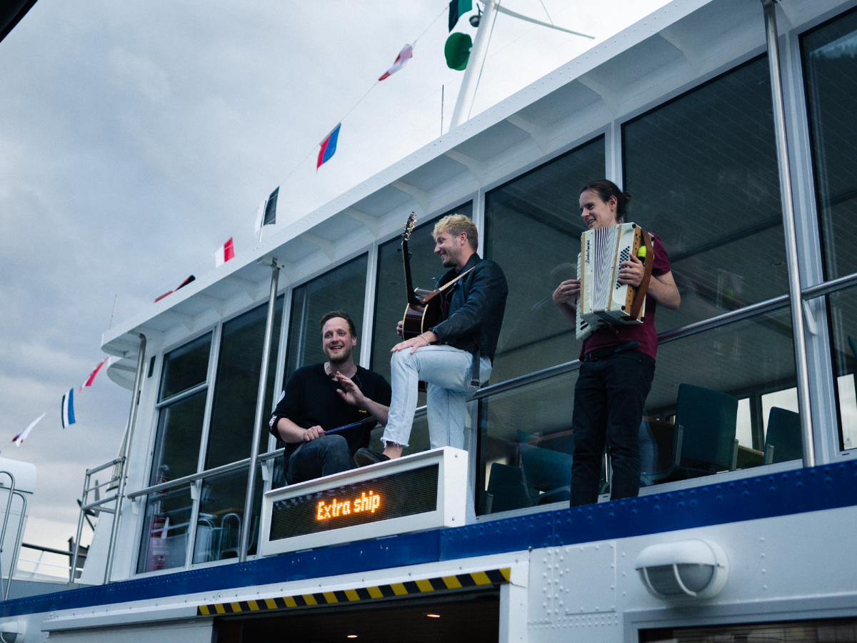 Grizzly kapert ein Schiff und veranstaltet ein Konzert der Ferientour auf dem Vierwaldstättersee.