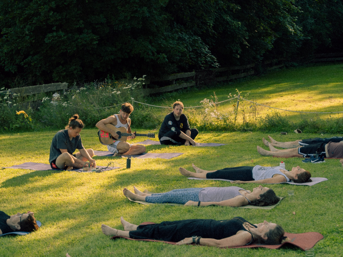 Im Ticketpreis inbegriffen: Yoga mit musikalischer Untermalung.