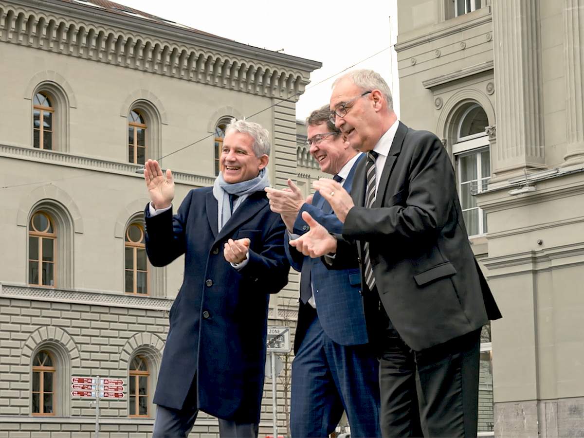 ... die drei Bundesräte Beat Jans, Albert Rösti und Guy Parmelin sind auch dabei und klatschen im Takt.